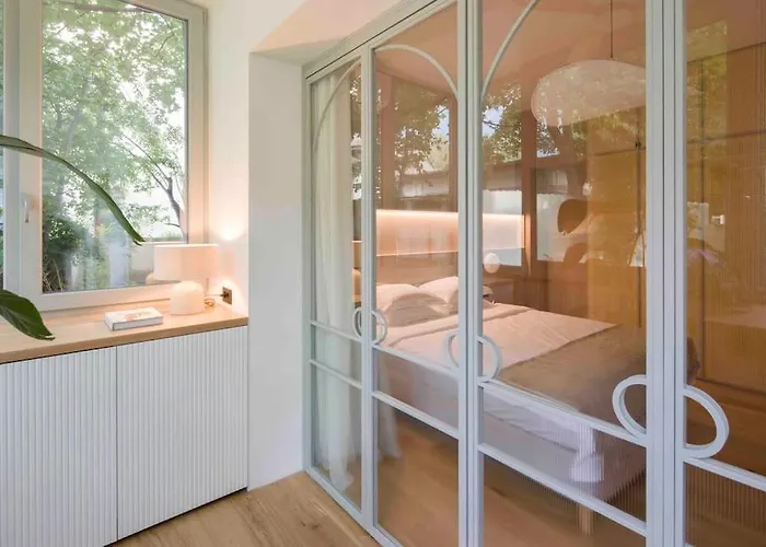Ambassador * Amazing Garden & Flat * 2 Bdr * 120 Sqm Апартаменти *