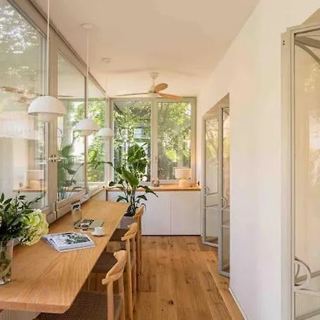 Ambassador * Amazing Garden & Flat * 2 Bdr * 120 Sqm Апартаменти *