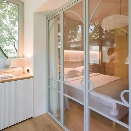 Ambassador * Amazing Garden & Flat * 2 Bdr * 120 Sqm Апартаменти *